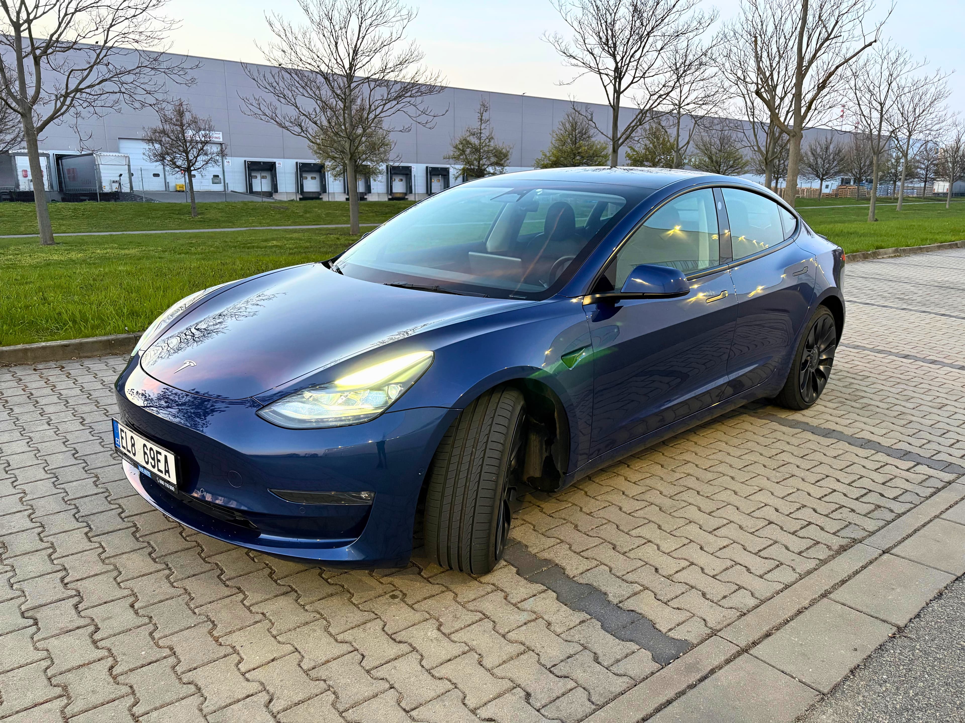 Tesla Model 3 – boční pohled